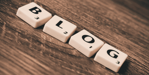 Das Wort BLOG dargestellt vom Buchstabenspiel "Scrabble"